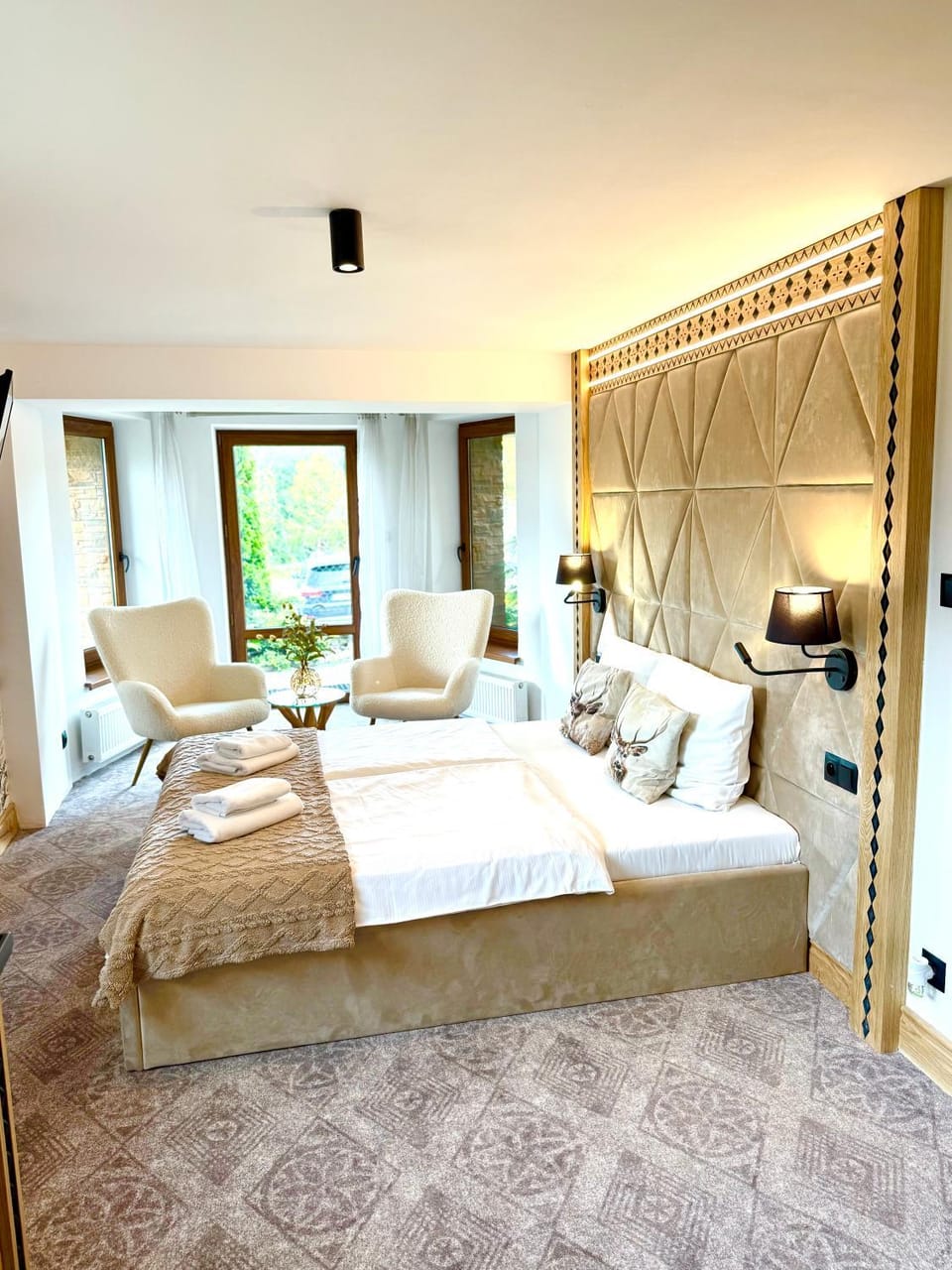 Bed, Photo of the whole room, Bedroom, towels
