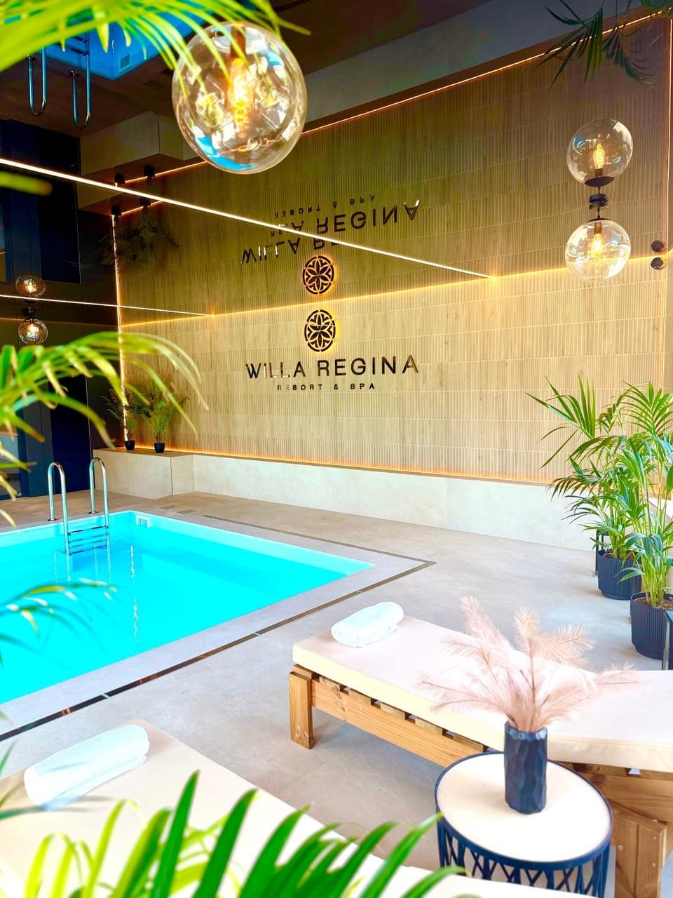 Pool view, Swimming pool, sunbed