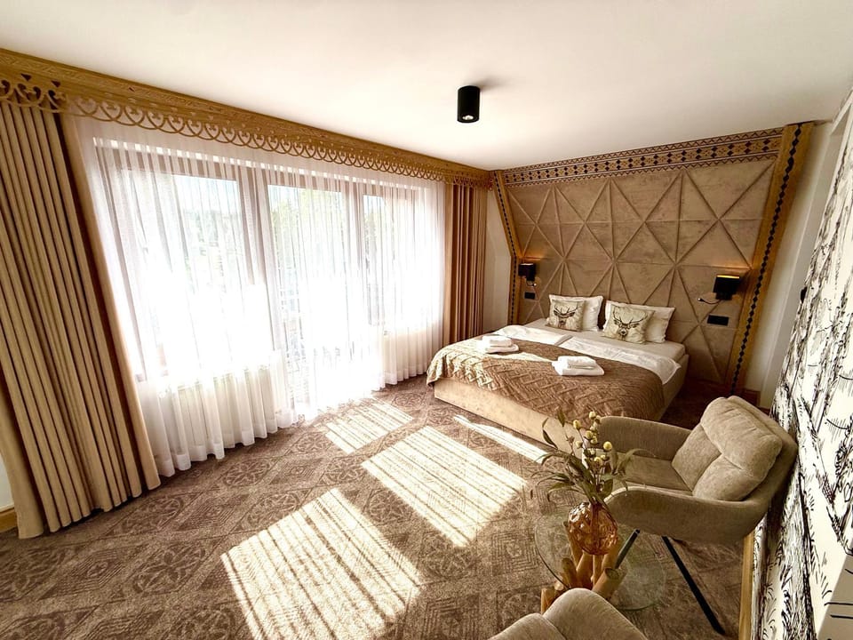 Bed, Living room, Photo of the whole room, Seating area, Bedroom