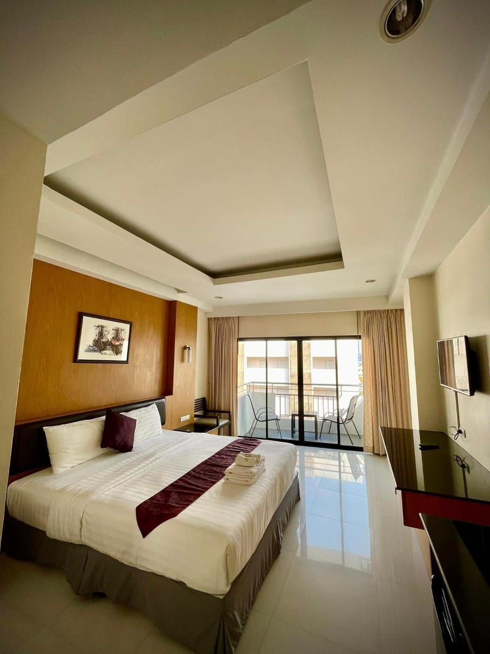 Bed, TV and multimedia, Photo of the whole room, Bedroom