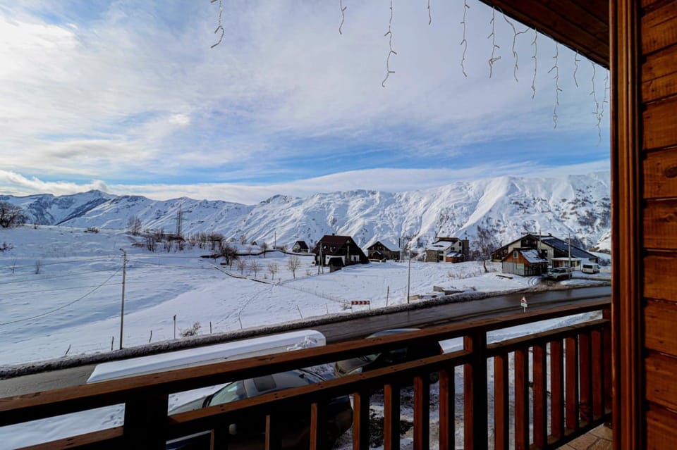 View (from property/room), Balcony/Terrace, Mountain view