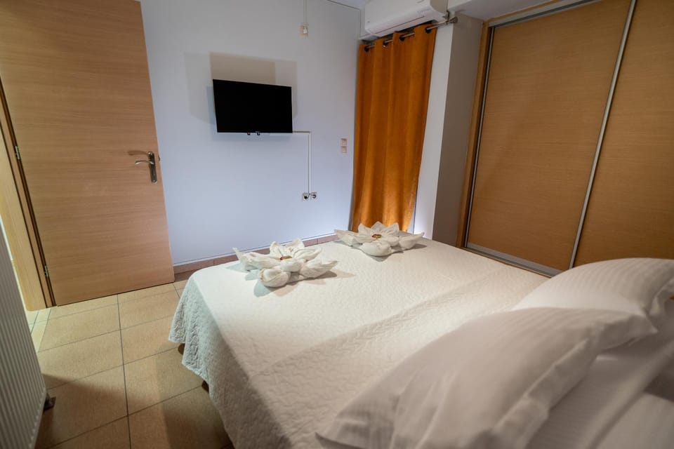 Bed, TV and multimedia, Photo of the whole room, Bedroom, towels, wardrobe