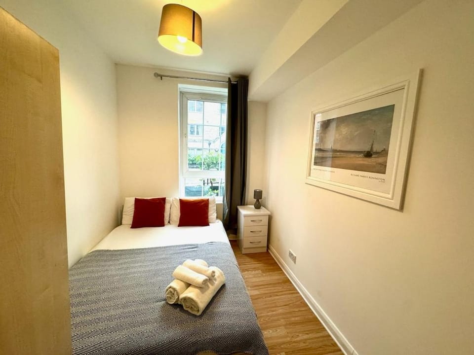 Entire Two Bedroom Aylesford Central London 5 mins to Metro Apartment in London Borough of Southwark