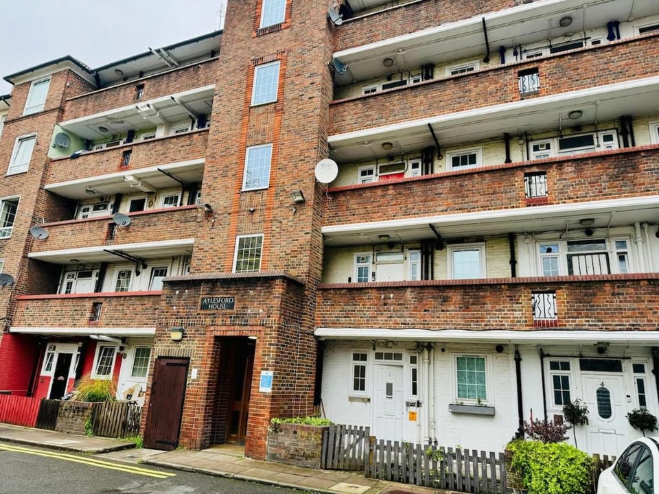 Entire Two Bedroom Aylesford Central London 5 mins to Metro Apartment in London Borough of Southwark