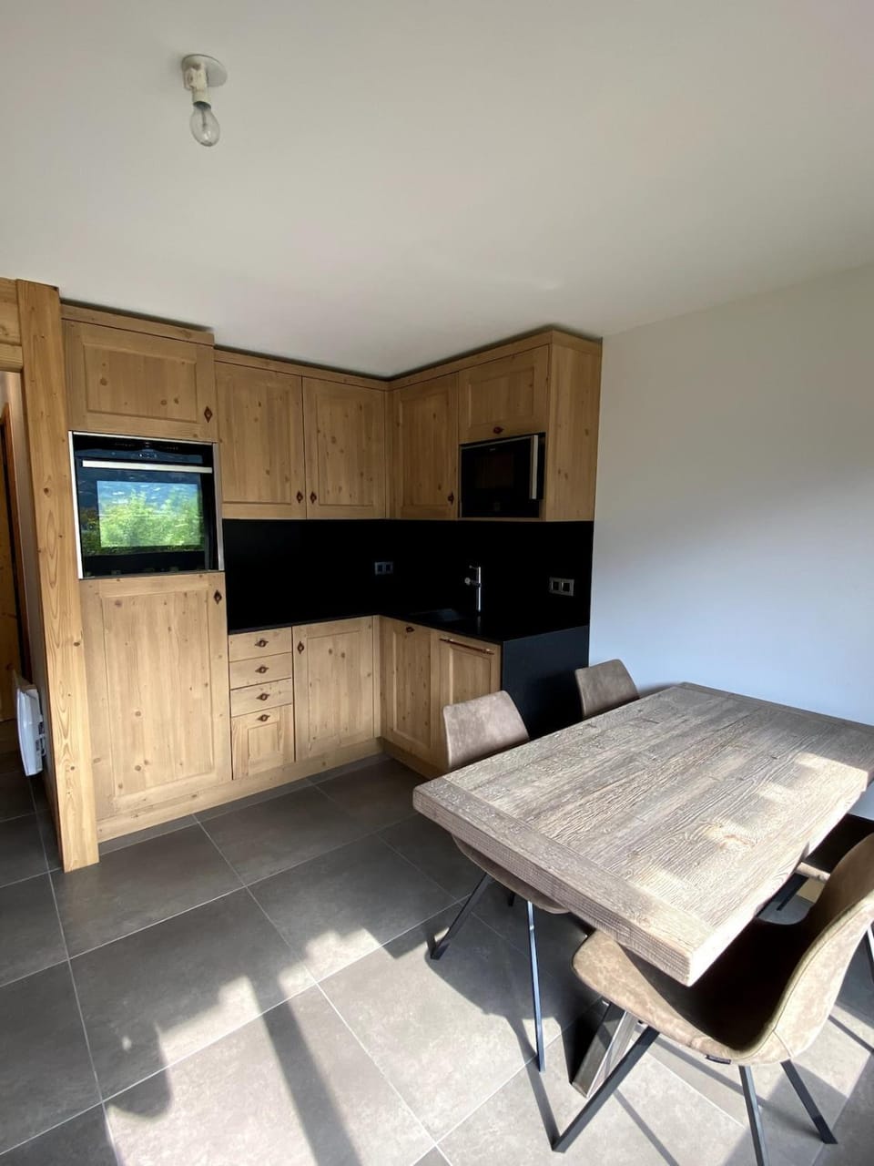 TV and multimedia, Kitchen or kitchenette, Living room, Seating area, Dining area