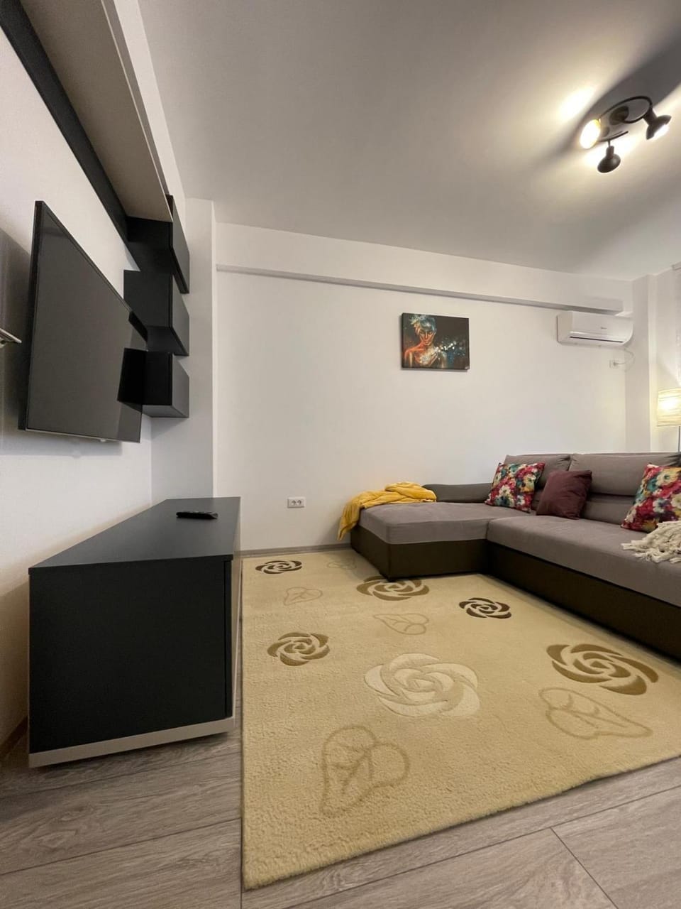 Communal lounge/ TV room, Bed, TV and multimedia, Living room, Seating area, Bedroom