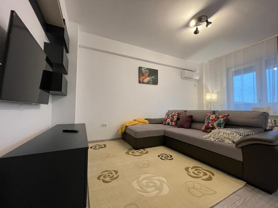 Communal lounge/ TV room, TV and multimedia, Living room, Seating area, air conditioner