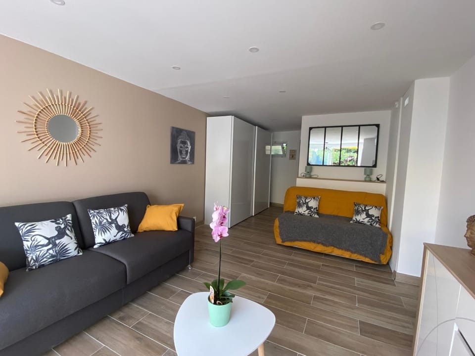 Bed, Living room