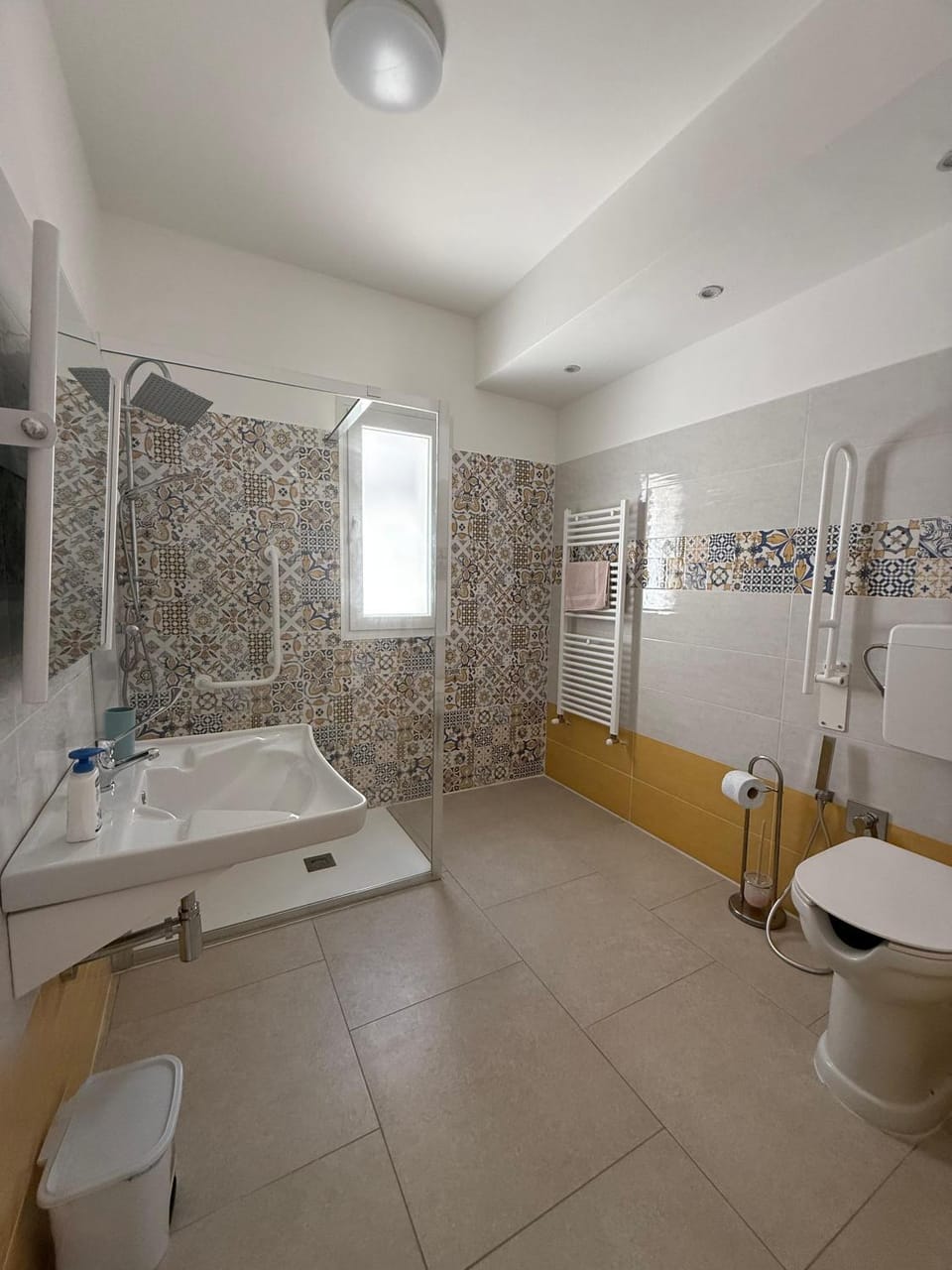 Shower, Toilet, Bathroom, towels