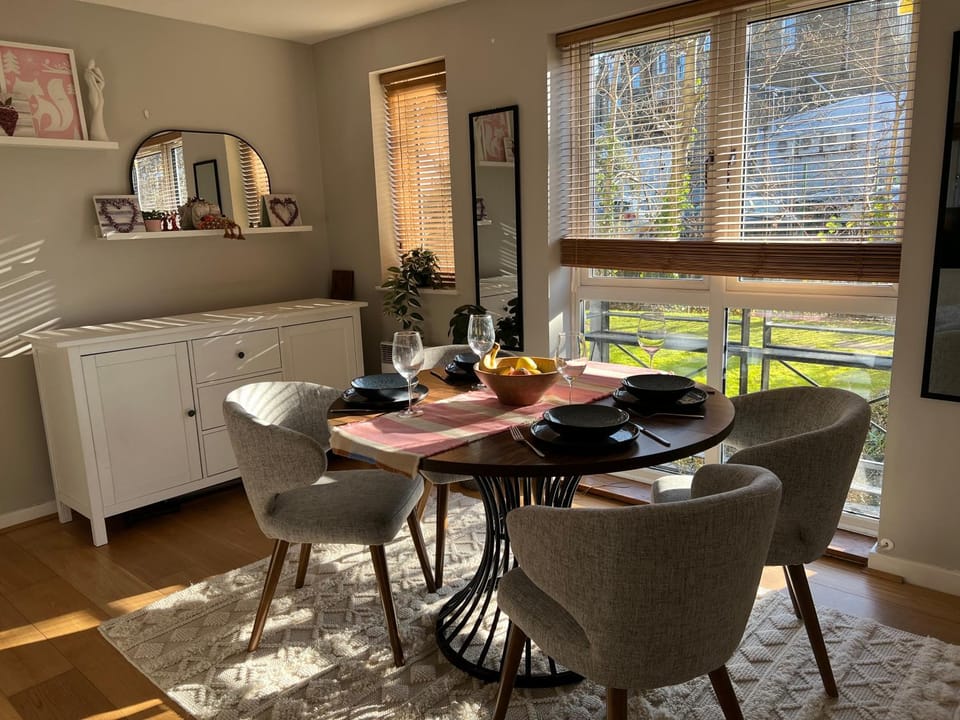 Food and drinks, Seating area, Dining area