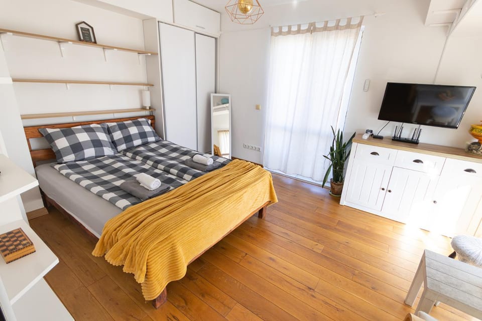 Bed, TV and multimedia, Living room, Photo of the whole room, Seating area, Bedroom, wardrobe