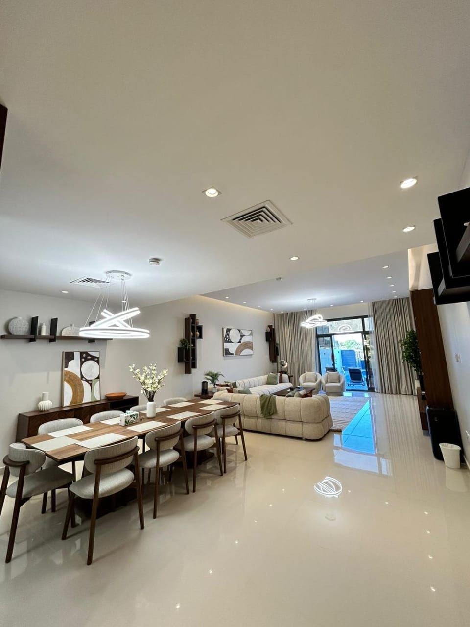 TV and multimedia, Kitchen or kitchenette, Living room, Seating area, Dining area
