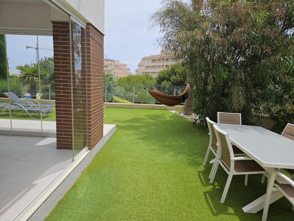 Quiet modern apartment with a large sunny garden! Apartment in Vega Baja del Segura