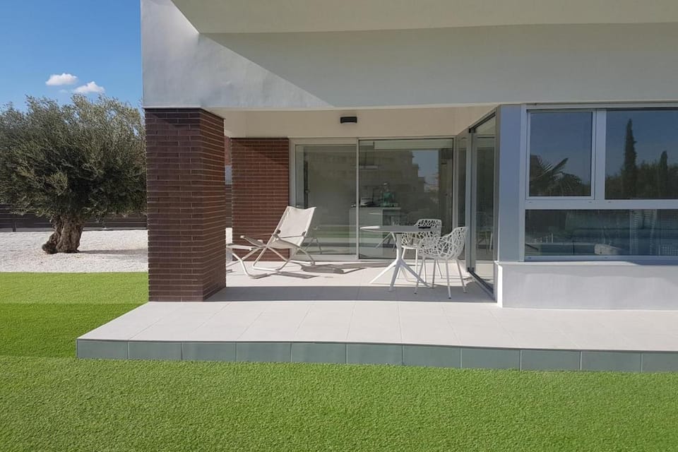 Quiet modern apartment with a large sunny garden! Apartment in Vega Baja del Segura