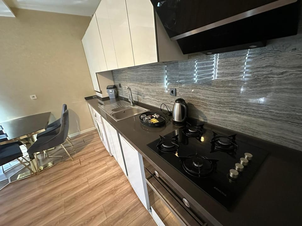 Coffee/tea facilities, Kitchen or kitchenette, Dining area, stove