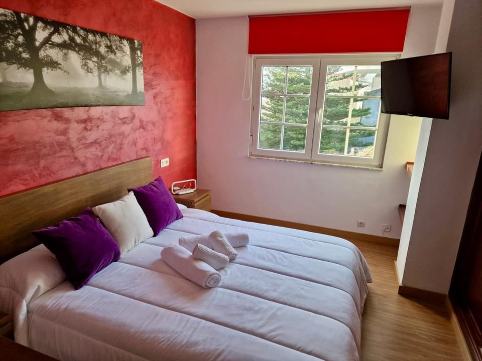 Bed, TV and multimedia, Photo of the whole room, Bedroom, towels