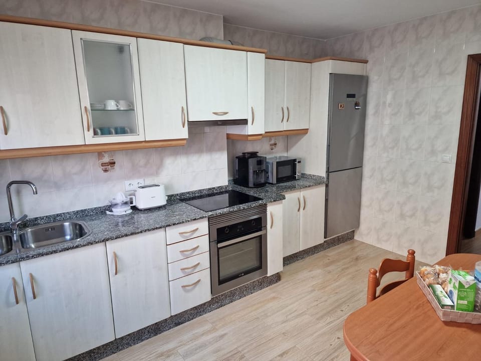 Kitchen or kitchenette, Dining area, oven, pet friendly, stove, toaster