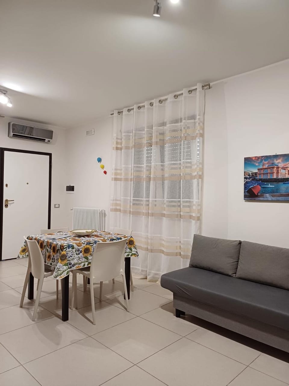 Living room, Seating area, Dining area, air conditioner