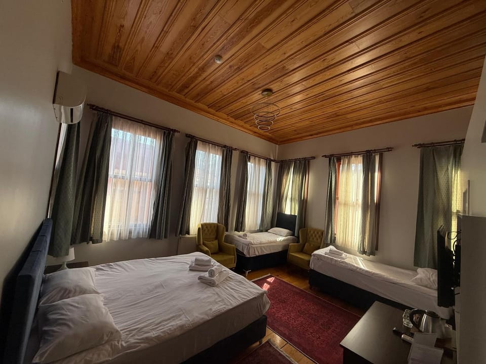 Photo of the whole room, towels
