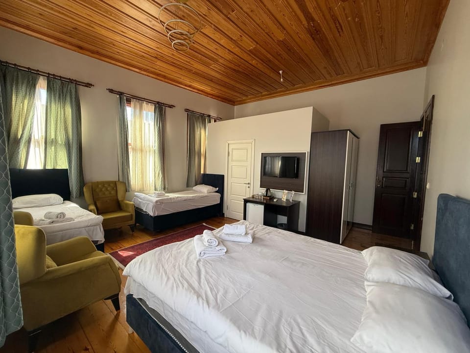 Bed, Photo of the whole room, Seating area