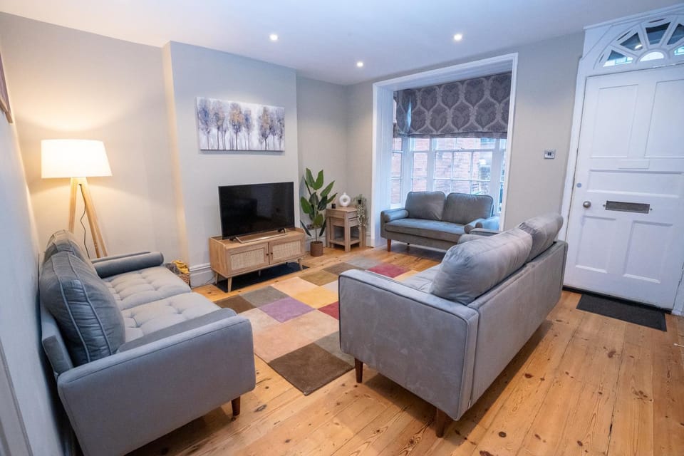 Communal lounge/ TV room, TV and multimedia, Living room, Seating area, Evening entertainment