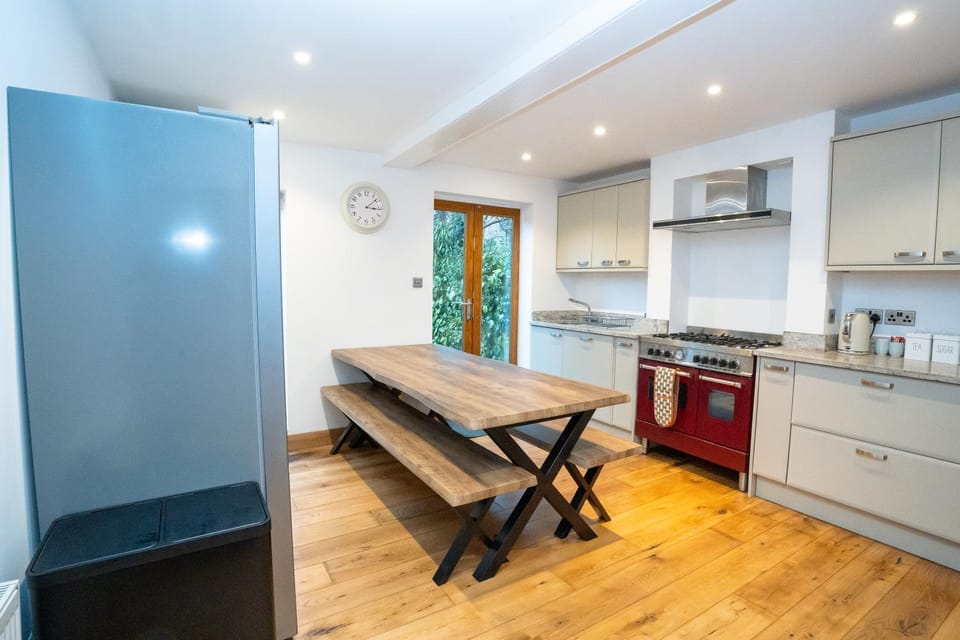 Kitchen or kitchenette, Dining area, oven, stove