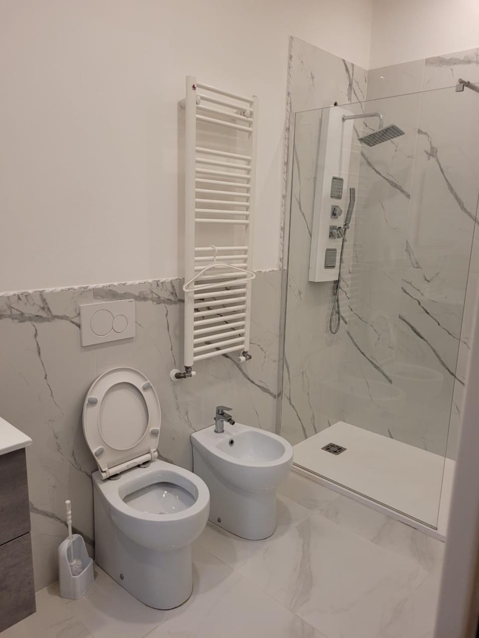 Shower, Toilet, Bathroom, bidet, towels
