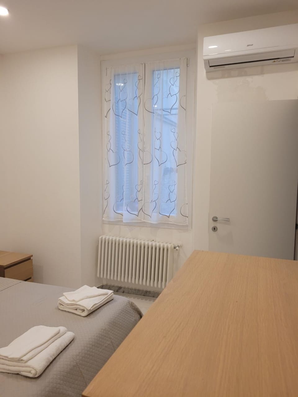 Bed, Bedroom, air conditioner