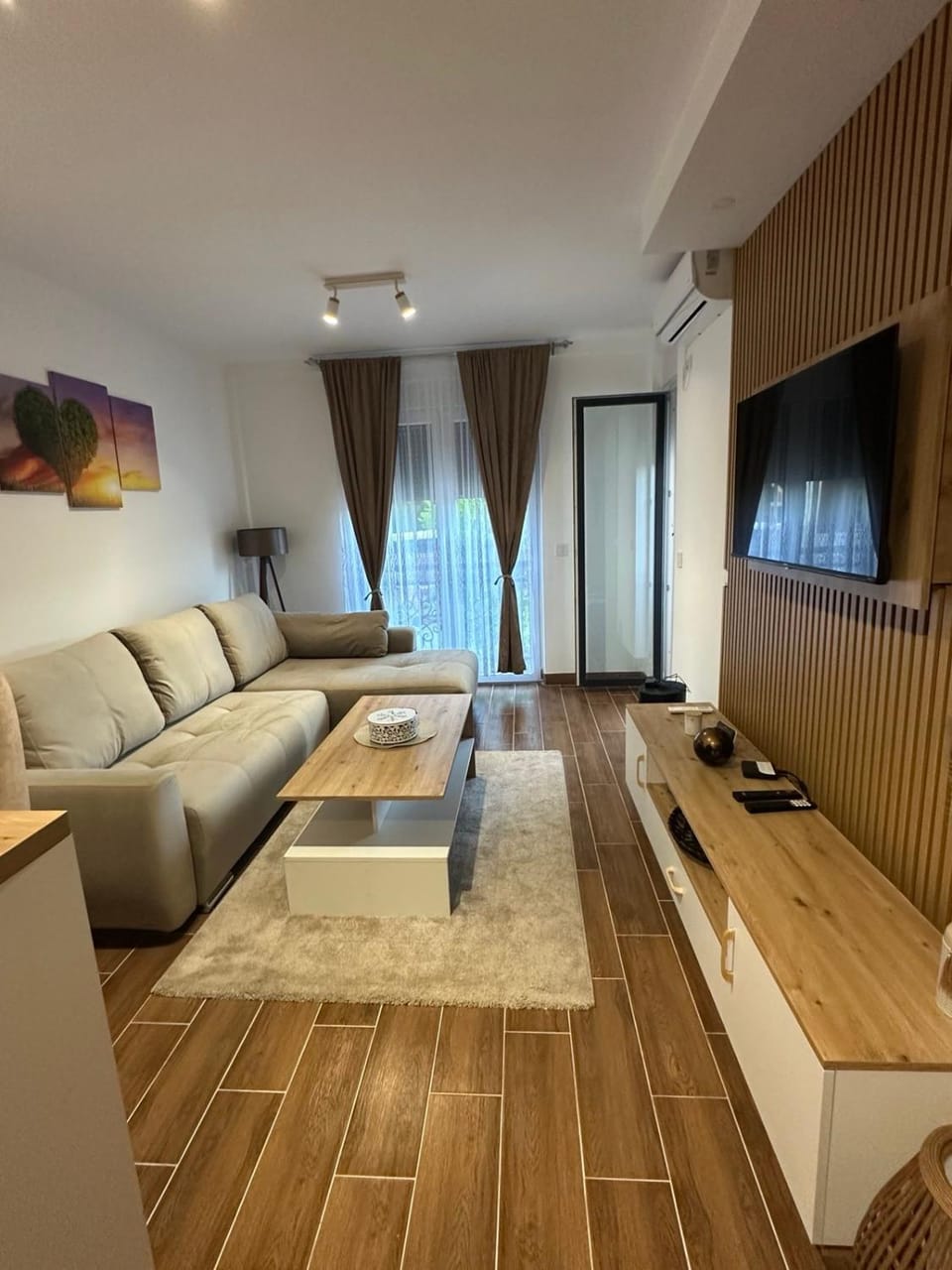 TV and multimedia, Living room, Seating area, Evening entertainment