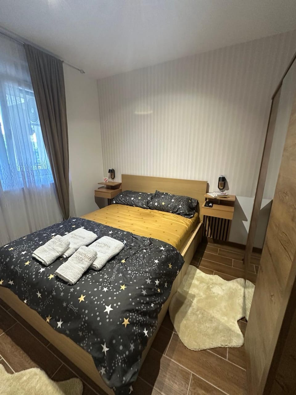 Bed, Photo of the whole room, Bedroom, towels