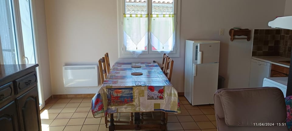 Kitchen or kitchenette, Dining area, pet friendly