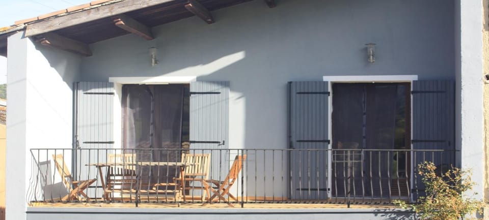 Property building, Patio, Balcony/Terrace