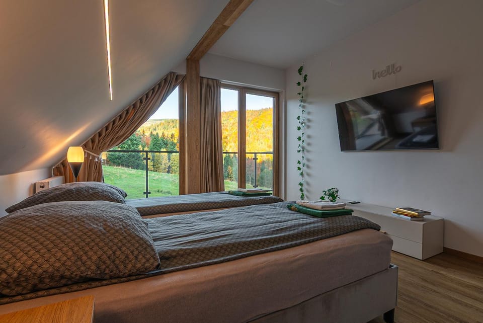 Bed, TV and multimedia, Photo of the whole room, Bedroom