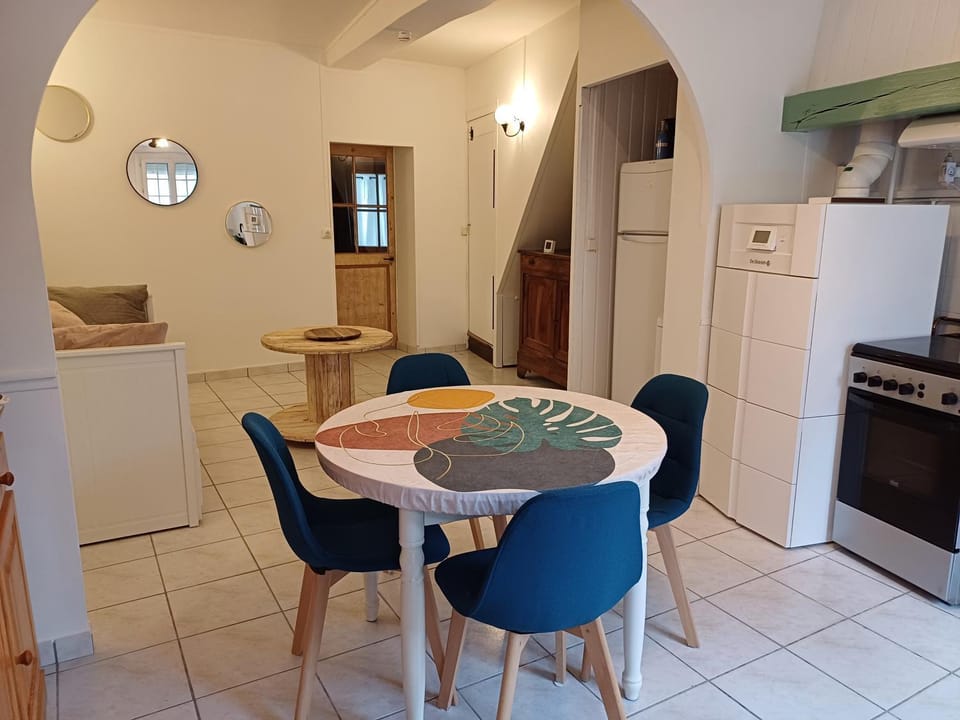 Dining area, kitchen
