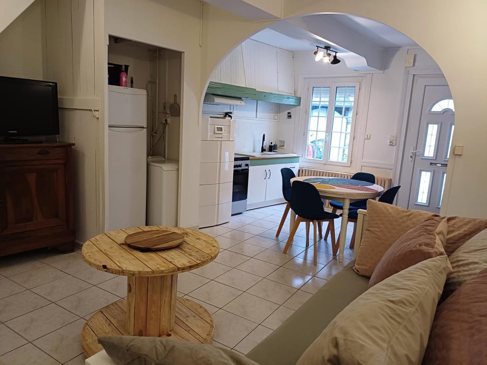 Kitchen or kitchenette, Seating area, Dining area, oven, stove