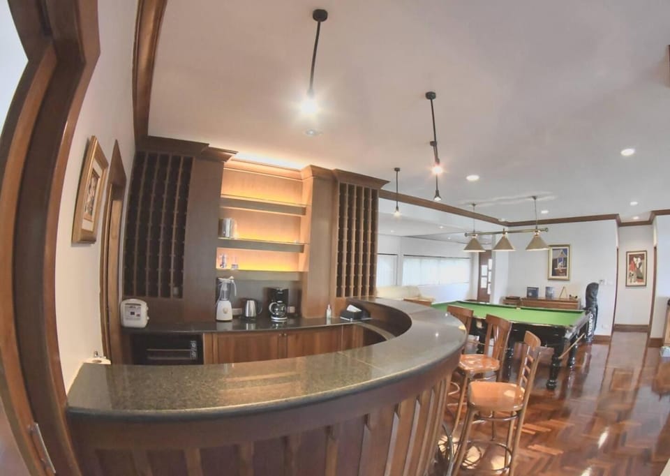 Billiard, Lounge or bar, Seating area