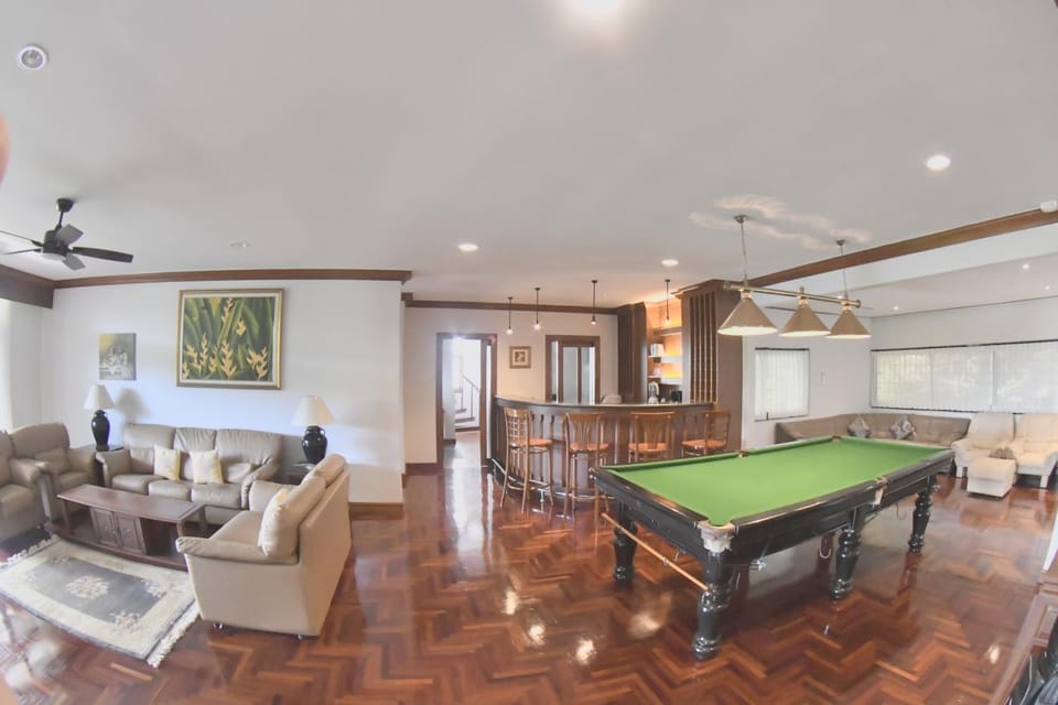 Billiard, Living room, Lounge or bar, Seating area