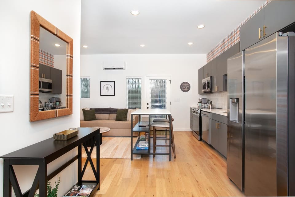 Modern Cityscape - Walk to Campus & Downtown Knox Apartment in Knoxville