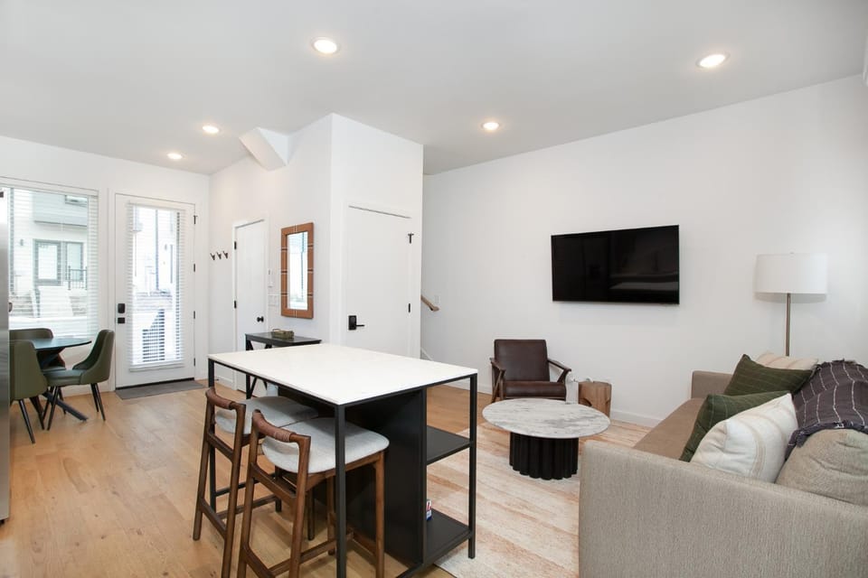 Modern Cityscape - Walk to Campus & Downtown Knox Apartment in Knoxville