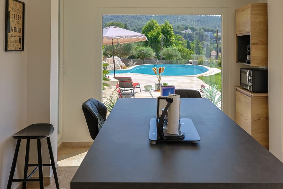 Dining area, Pool view