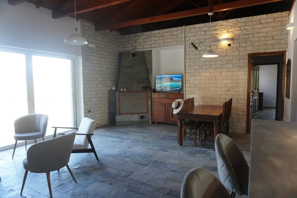 Communal lounge/ TV room, TV and multimedia, Living room, Dining area