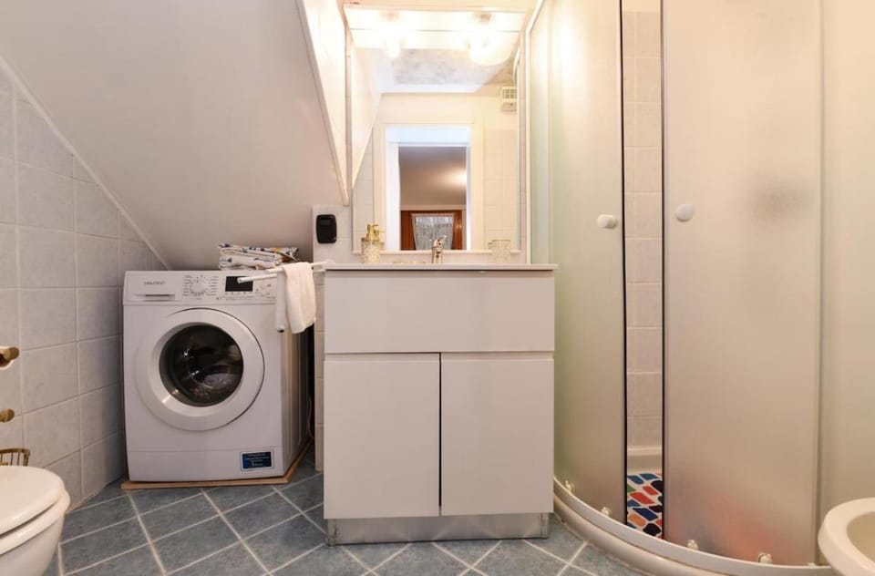 Toilet, Bathroom, washing machine