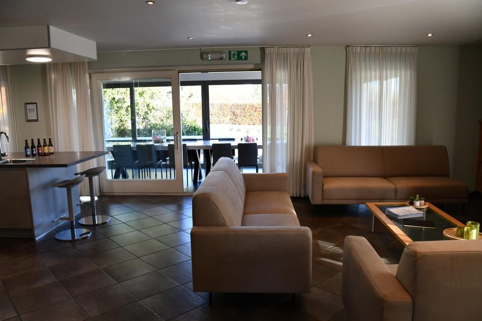 Seating area, Dining area, kitchen