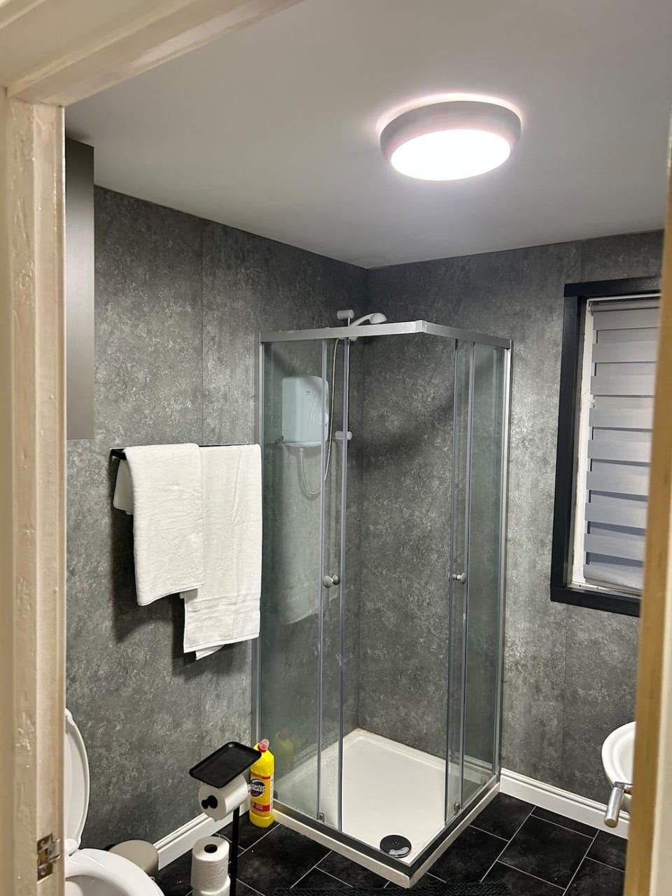Shower, Toilet, Bathroom, towels