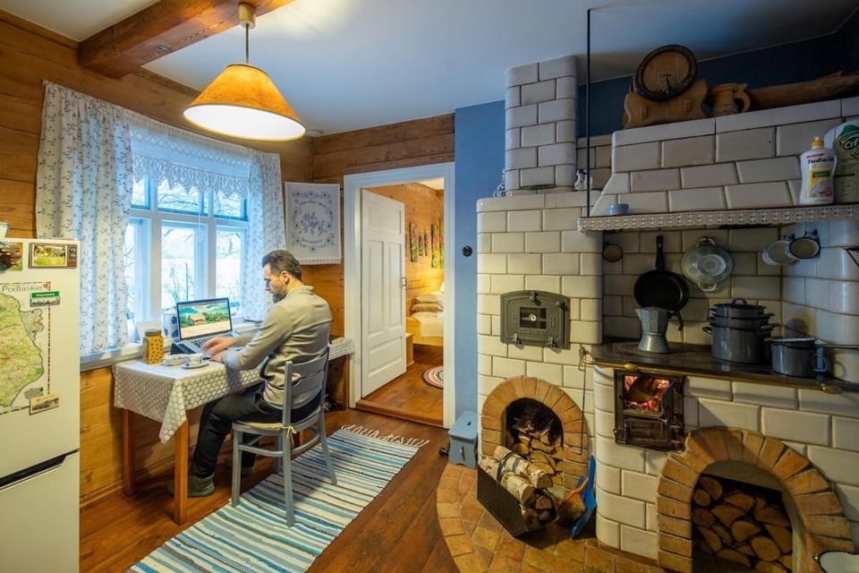 Property building, Coffee/tea facilities, Kitchen or kitchenette, Kitchen or kitchenette, Dining area, Communal kitchen, oven, stove, kitchen