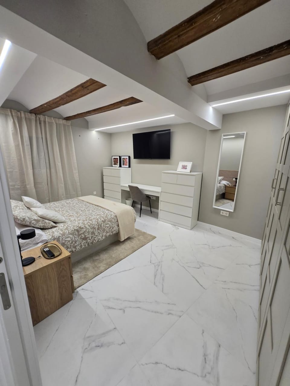 TV and multimedia, Photo of the whole room, Bedroom