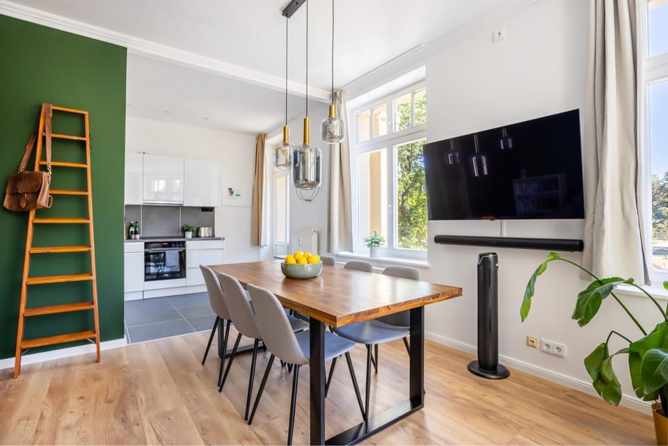 TV and multimedia, Living room, Seating area, Dining area