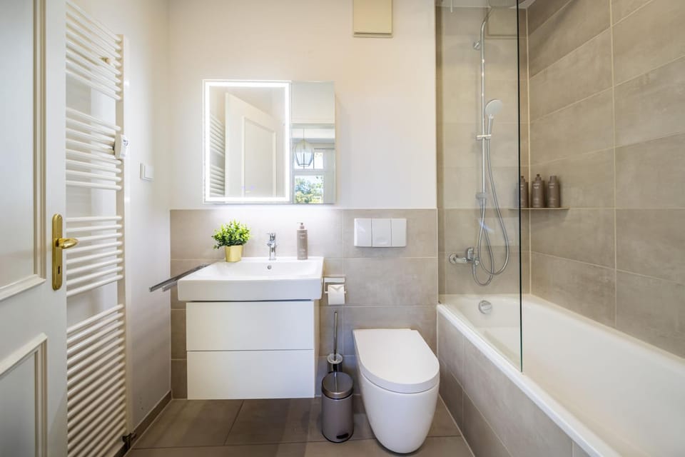 Shower, Toilet, Bathroom, Bath