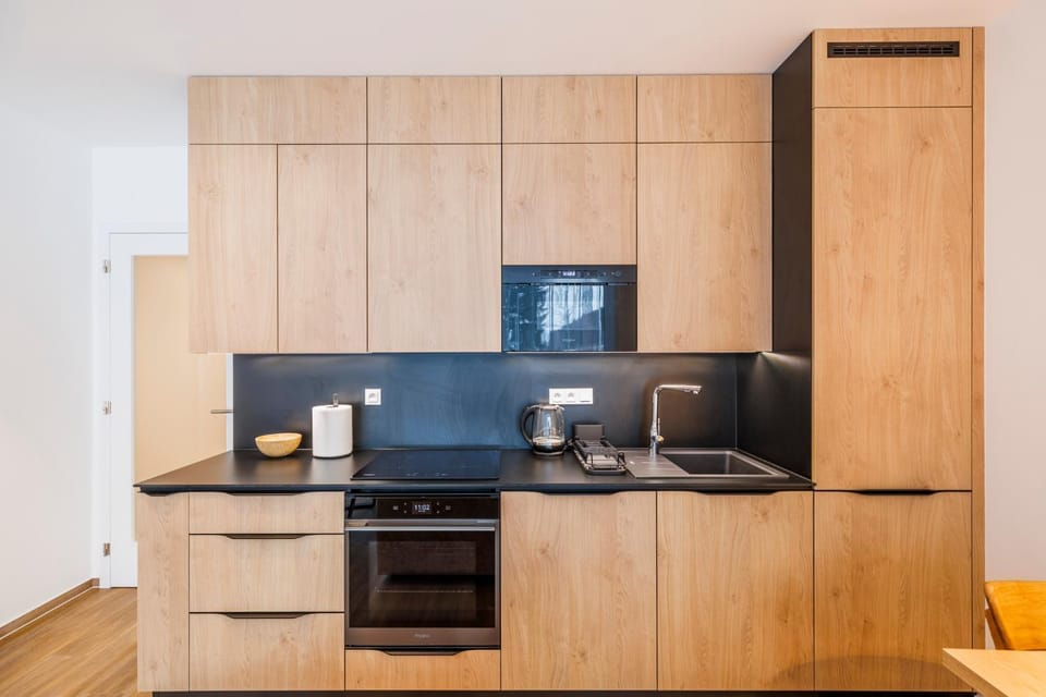 Coffee/tea facilities, Kitchen or kitchenette, microwave, oven, stove