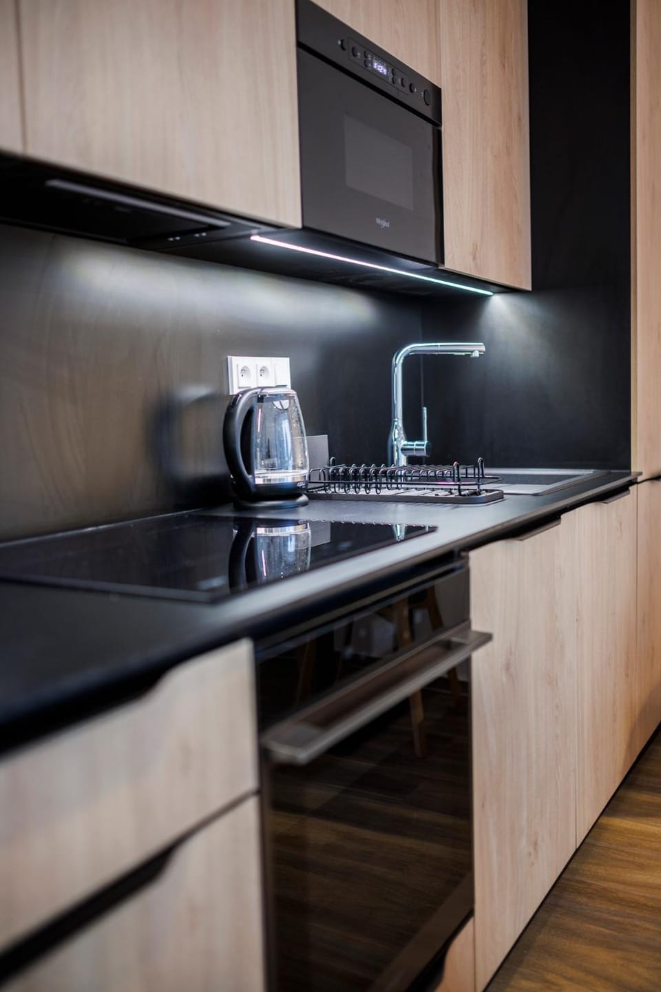 Coffee/tea facilities, Kitchen or kitchenette, microwave, oven, stove